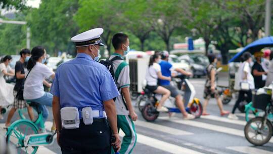 城市道路交警执勤指挥交通4k原声视频素材