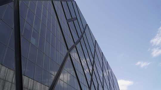 cctv蓝天白云延时摄影反射在央视大楼玻璃上