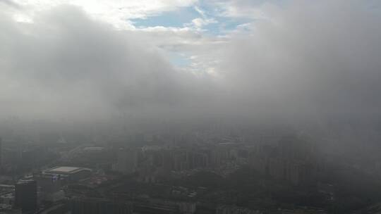 雨雾中的城市