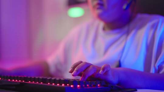 女玩家在电脑上玩在线视频游戏