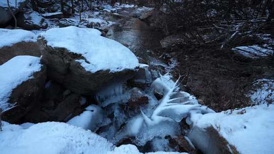 泉水  大山里  冬天