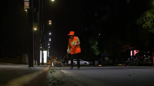 凌晨城市环卫工人清洁街道