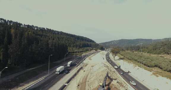 施工车辆在道路之间架空作业