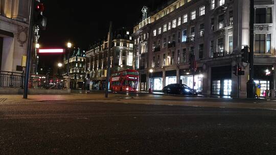 伦敦夜晚街道的交通