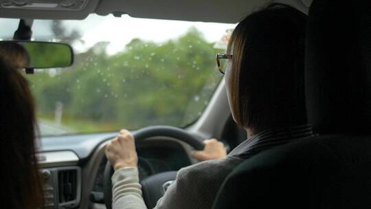 女人在驾驶汽车