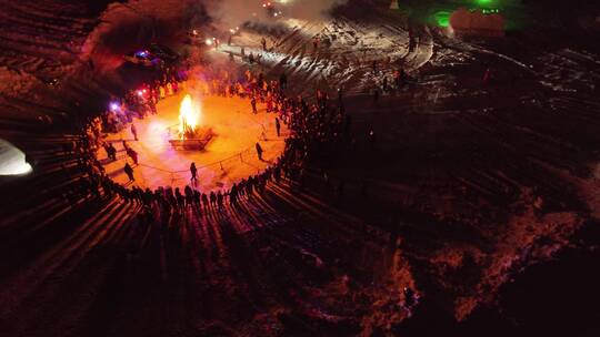 新疆和木村新年篝火