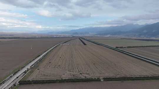 一望无际农业种植地的公路航拍