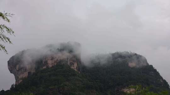 中国福建武夷山云雾缭绕