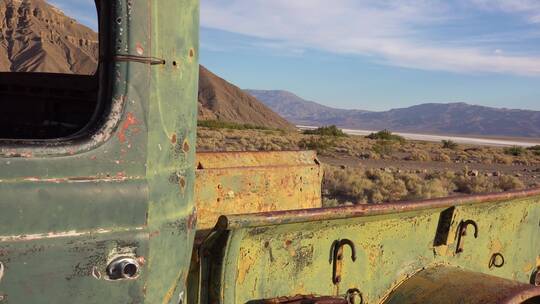 沙漠中一辆废弃的汽车视频素材模板下载