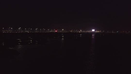 航拍夜间海上大桥的交通