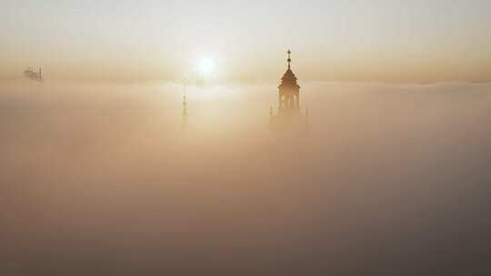 瓦维尔城堡在雾蒙蒙的日出，克拉科夫，波兰