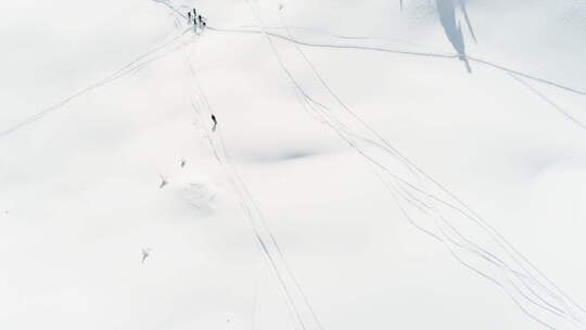 在雪山上滑雪的滑雪者