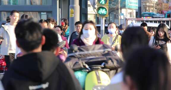 山东济南城市车流人群过马路下班晚高峰