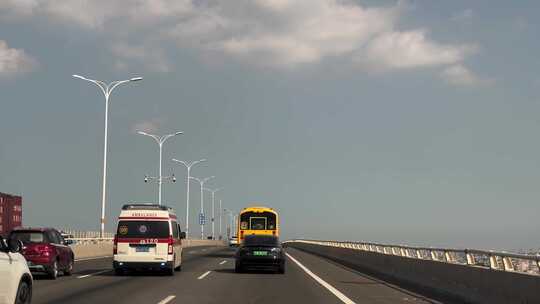 开车行驶在高速公路第一视角车窗外沿途风景