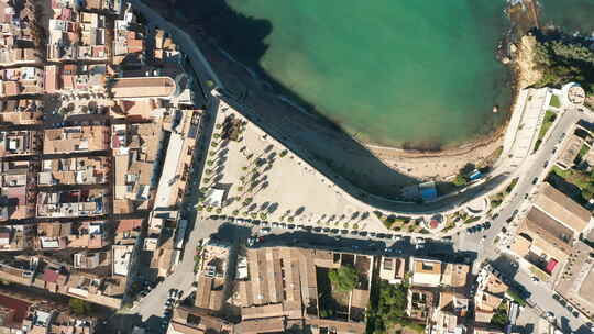 在西西里岛特拉帕尼Castellammare del Golfo的夏季紧凑型海滩和蓝色大海的俯视图