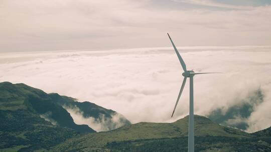 山顶大风车航拍绿色能源可持续发展清洁能源