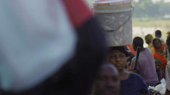 非洲海鲜市场上的人群