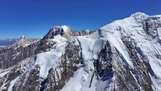 航拍川西横断山脉勒多曼因雪山冰川风光