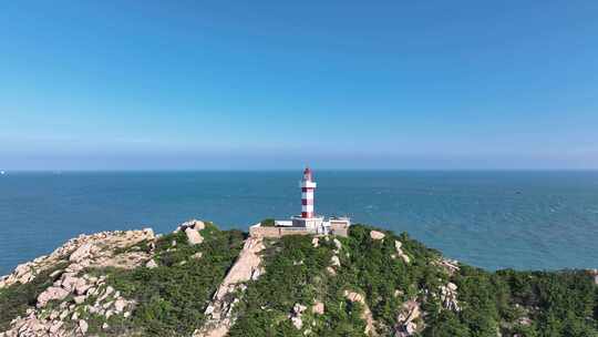 大海岛屿航拍灯塔风车岛指引灯海洋碧海蓝天