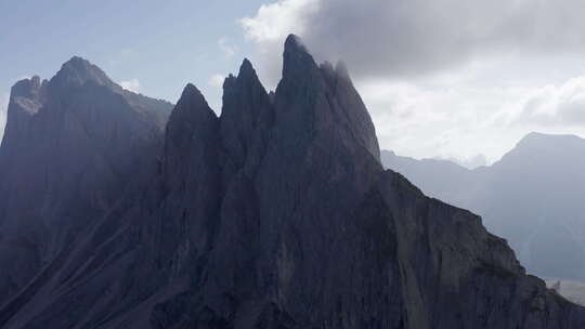 意大利山地塞塞达的航拍，周围有雾视频素材模板下载