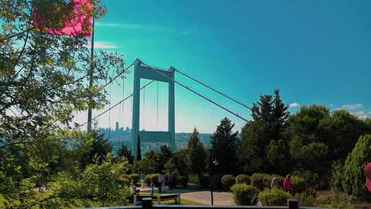 Fatih Sultan Mehmet大桥和土耳其国旗以及来自Otagtepe的伊斯坦布尔城市景观。视频素材模板下载