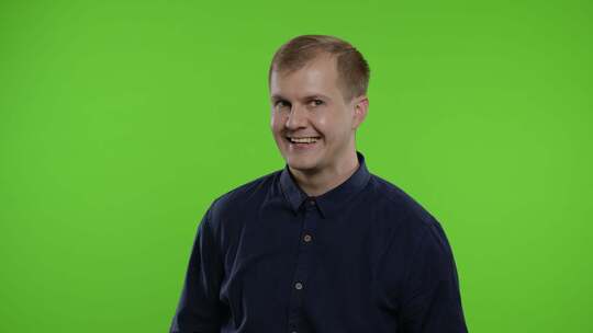 男人显示出巨大的购买折扣百分比，黑色星期