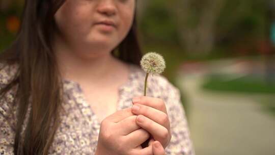 一个吹蒲公英的女孩