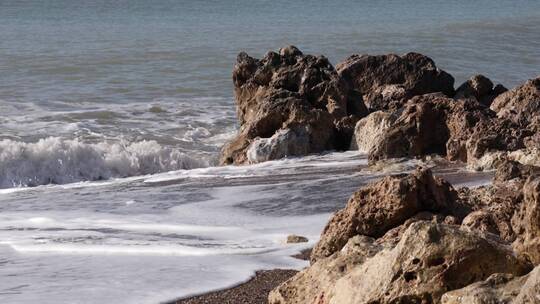 海浪在海滩上撞击岩石