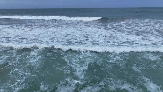 东南亚泰国普吉岛清晨时分海水冲刷沙滩景观