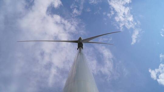 低角度拍摄的风力涡轮机