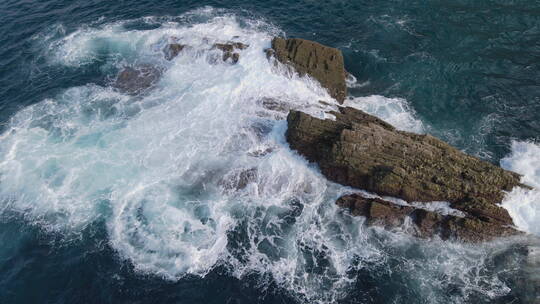 海浪撞击岩石的鸟瞰图视频素材模板下载