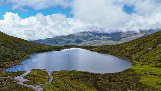 高原地区雪山草甸海子湖泊航拍