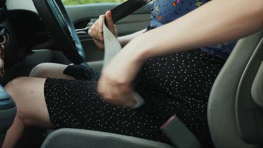 孕妇开车系安全带