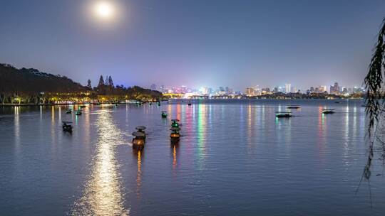 杭州西湖夜景与城市天际线 手划船成群结队