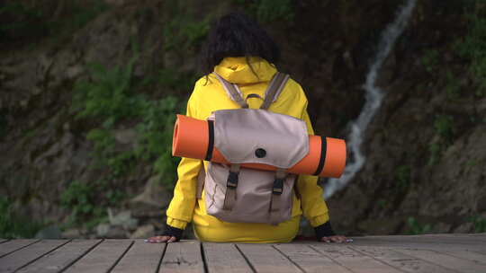 女孩旅行者思考瀑布场景