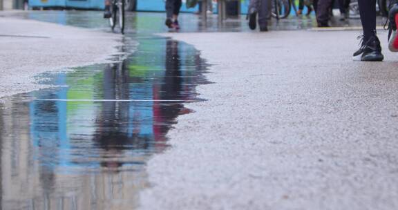 雨滴落在城市水坑中