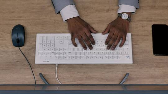 一个人的手在wifi键盘上打字