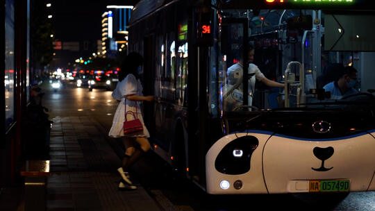 夜晚公交车车流天桥城市夜景