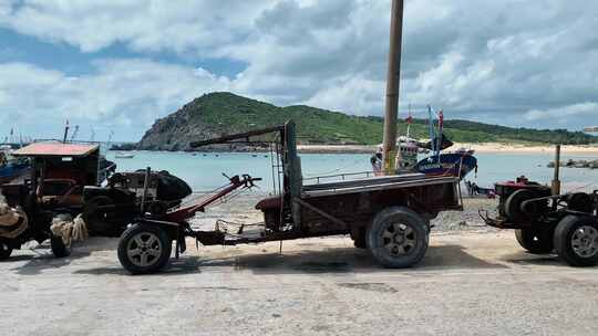 平潭海岛边的拖拉机