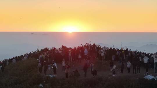 山顶人群观赏日出场景 太子尖日出