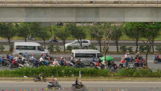 繁忙的越南高速公路上，巨大的车流经过路边