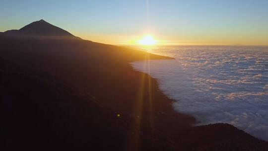 特内里费岛附近日落云层的天线