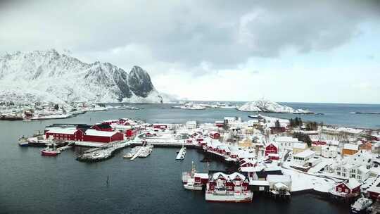 被雪覆盖的沿海村庄的无人机镜头