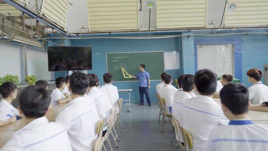 职业院校老师给学生上课讲解传授知识视频素材模板下载