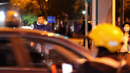 夜晚马路十字路口人行道行人过马路