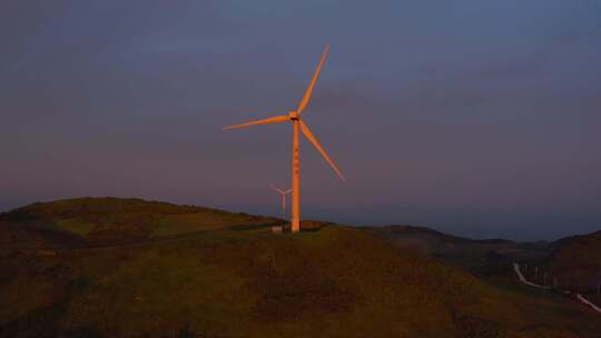 湖北利川齐岳山上夕阳里的风车