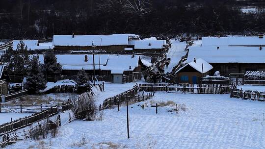 内蒙古边境雪乡村庄炊烟袅袅