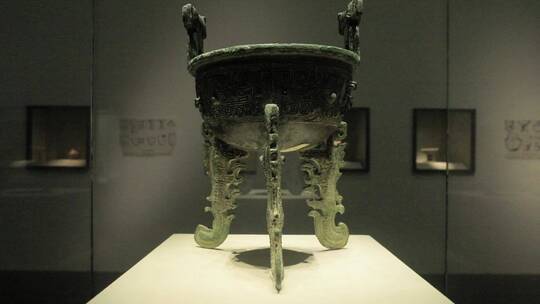 中国国家博物馆夔龙形扁足青铜鼎商后期视频素材模板下载