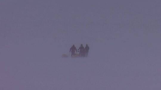 在暴风雪中的探险队视频素材模板下载