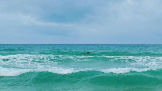 海南三亚大东海浪花海浪拍打沙滩海滩慢动作